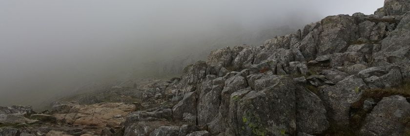 Er irrt im Nebel, findet den Weg, rutscht über ein Schneefeld, ist er ein Held?